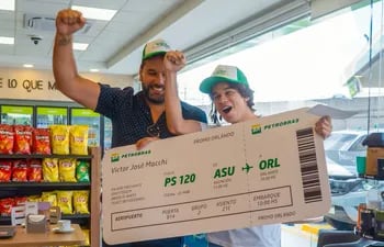 Petrobras sorprendió con una gran noticia a Víctor Macchi y a su hijo en la tienda Spacio1 de Ñu Guasu.