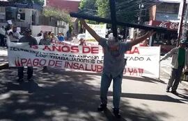 Manifestación de trabajadores del Estado frente al Palacio de Justicia exigiendo la celeridad de demandas por el pago por insalubridad