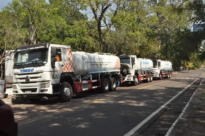 Camiones cisternas con agua proveída por la Secretaría de Emergencia Nacional a los barrios de San Bernardino.