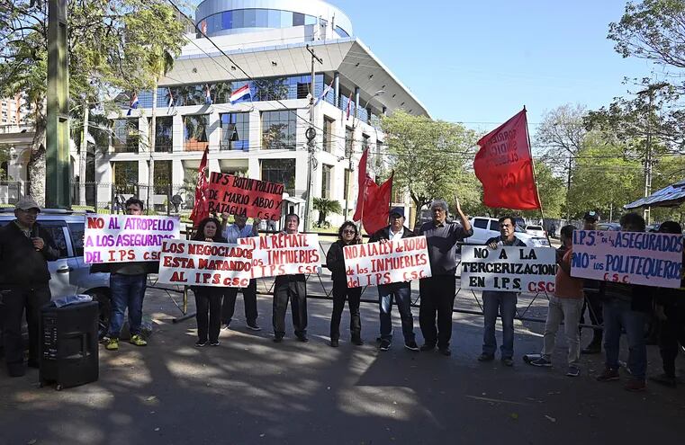 Representantes de gremios sindicales se manifestaron ayer y prometieron estar en vigilia frente al Congreso Nacional.