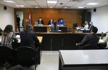 Juicio oral al gerente de la Caja Bancaria, César Rodrigo Amarilla procesado por lesión de confianza. Al fondo, el tribunal de sentencia que lo absolvió por "duda razonable".