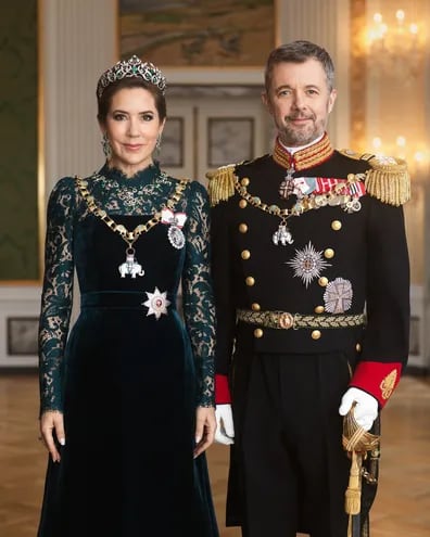 Los reyes de Dinamarca, Mary y Federico, en un retrato oficial de gala.