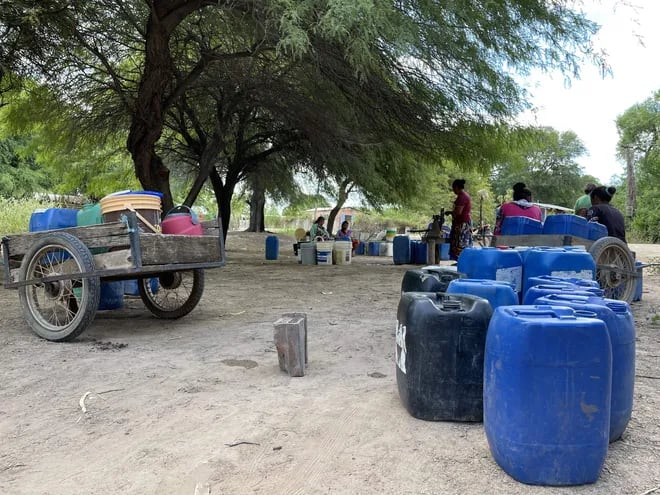 Las comunidades supuestamente beneficiarias continúan acarreando agua. En la imagen, mujeres de la Comunidad Pesempo´o, cerca de Loma Plata.