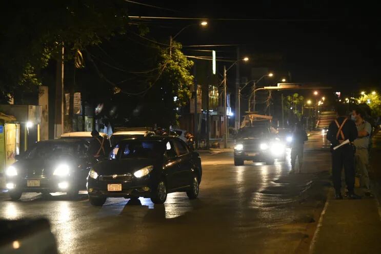 Policías controlan el cumplimento de la restricción de circulación en la zona de Eusebio Ayala y Madame Lynch.