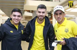 Rodrigo Amarilla (i); Rubén Darío Ríos y Romero Benítez, jugadores de Guaraní, en el Aeropuerto Internacional Silvio Pettirossi antes del viaje a Argentina para el debut en la fase de grupos de la Copa Sudamericana.