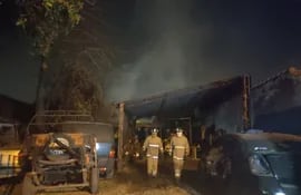 Los bomberos evitaron que las llamas se propagaran hacia el sitio en que se encontraban los vehículos.