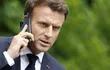 El presidente de Francia, Emmanuel Macron habla por su teléfono celular desde el castillo Elmau, en Alemania.