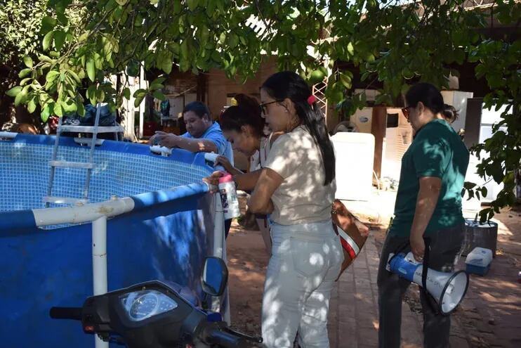 Los funcionarios de Senepa, Octava Región Sanitaria y Municipalidad, realizando la verificación de viviendas si cuentan o no con criaderos de arbovirus.