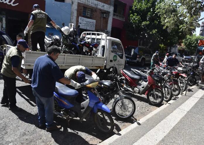 Las motocicletas fueron subidas a un camión de la Comuna. Se exponen a multas de G. 337.000 por estacionamiento indebido.
