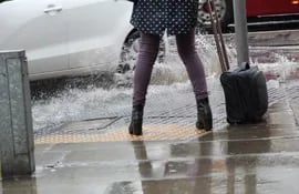 La Policía Municipal de Tránsito recuerda que está prohibido mojar a los peatones.