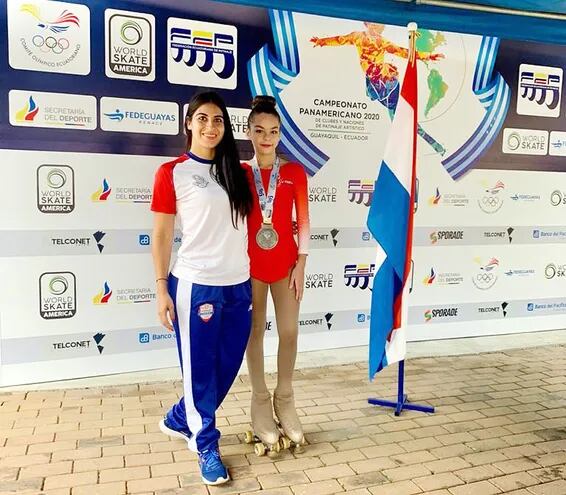 Nahir G. Santacruz Cáceres con su medalla de plata acompañada por su entrenadora Marta Arias.