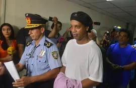 Ronaldinho y su hermano Roberto el sábado pasado, cuando fueron al Poder Judicial esposados. Habrían depositado dinero en una cuenta del BNF.