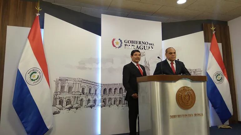 El senador Basilio "Bachi" Núñez anunciaba el pase del senador Carlos Núñez Agüero al cartismo en Mburuvicha Róga.