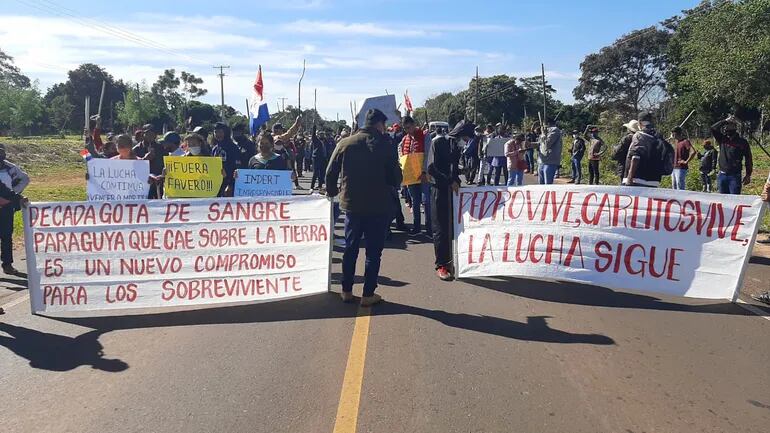 Campesinos se unen y se movilizan sobre la ruta Py 11, advierten con bloqueo permanente de la vía para exigir la regularización de las tierras de los asentamientos Pedro Giménez y Santa Bárbara.