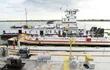 Barcazas y remolcadores en el atracadero de Petropar, en Villa Elisa, para la descarga de derivados del petróleo.