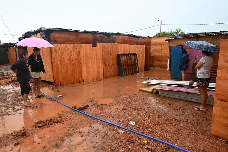 De esta manera el agua se estanca con las lluvias en el refugio de a Costanera, donde la Municipalidad instaló a damnificados por la crecida del río Paraguay.