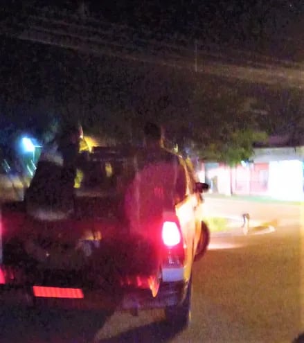 El accidentado es trasladado en una patrullera hasta el Hospital Regional de Paraguarí