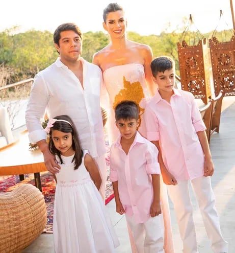 La cumpleañera Tere Codas junto a su esposo Didier Arias y sus tres hijos: Didi, Bruna y Renzo.