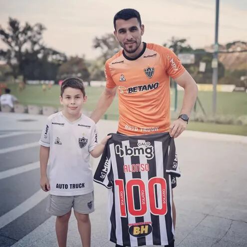 Júnior Alonso con su hijo mayor Milan. En breve llegará otro varoncito a la familia.