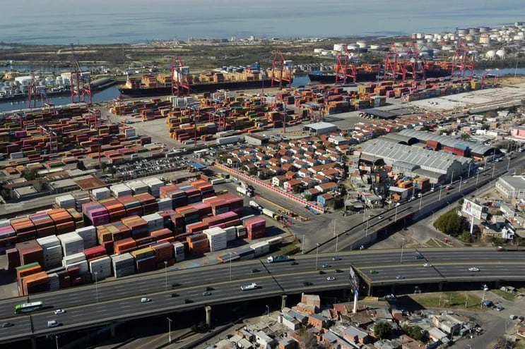 Las importaciones de Argentina, en jaque por falta de dólares. (AFP)