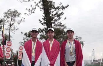 Ezequiel Cabrera (i), Franco Fernández y Alejandro Echagüe, campeones por equipos del “Suda”.
