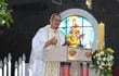 El párroco Ernesto Zacarías ofició la misa este Domingo de Pascua en la Catedral San Blas de Ciudad del Este.