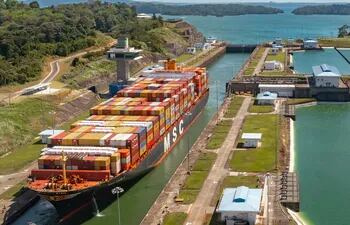El Canal de Panamá.  El cambio climático y las guerras de Gaza y Ucrania amenazan el comercio mundial al encarecer el transporte marítimo.