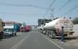 Varios camiones con chapa boliviana se presenció  frente a Petropar, en la jornada de ayer.
