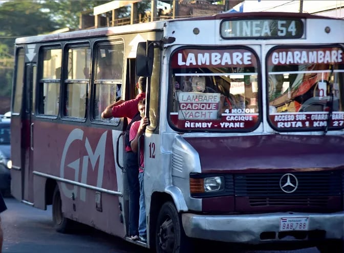 Pasajeros viajaban en los buses totalmente encimados, en contra de las indicaciones sanitarias para evitar contagios del coronavirus.
