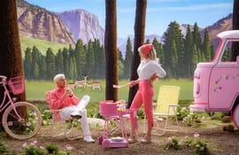Una escena de "Barbie", donde aparece el actor canadiense Ryan Gosling en su papel de Ken, junto a la actriz australiana Margot Robbie en su papel de Barbie.