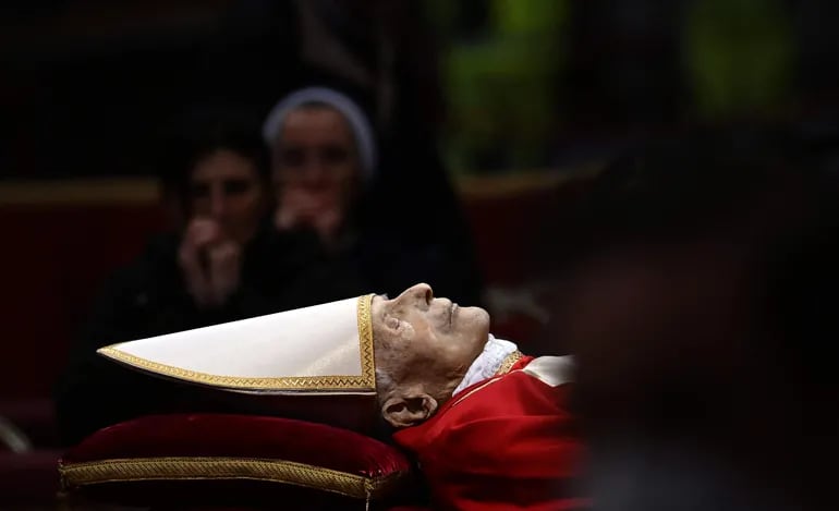 El cuerpo del papa Benedicto XVI expuesto en la basílica de San Pedro, en el Vaticano.