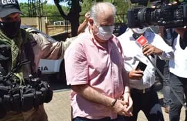 Ramón González Daher llega esposado a la comisaría de Luque tras ser imputado por un nuevo caso de presunta denuncia falsa.