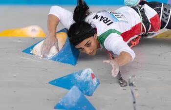 La escaladora iraní, Elnaz Rekabi, durante su participación en una competencia en Seúl, Corea. Regresa a su país y existe temores de su encarcelamiento por no haber usado el velo durante su participación.  (AFP)