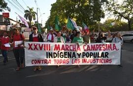 Los campesinos e indígenas ya partieron del Seminario Metropolitano y se dirigen a la Plaza Juan E. O’Leary, donde llevarán a cabo el acto principal de la XXVIII Marcha Campesina