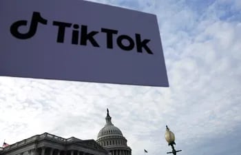 Un cartel de TikTok frente al Capitolio de Estados Unidos, en Washington, DC. (AFP)