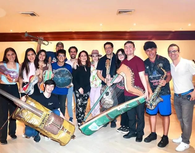 Integrantes de la Orquesta de Instrumentos Reciclados de Cateura junto a Gloria Estefan, Emily Estefan y Alex Lacamoire durante el encuentro que mantuvieron en Miami, Estados Unidos.