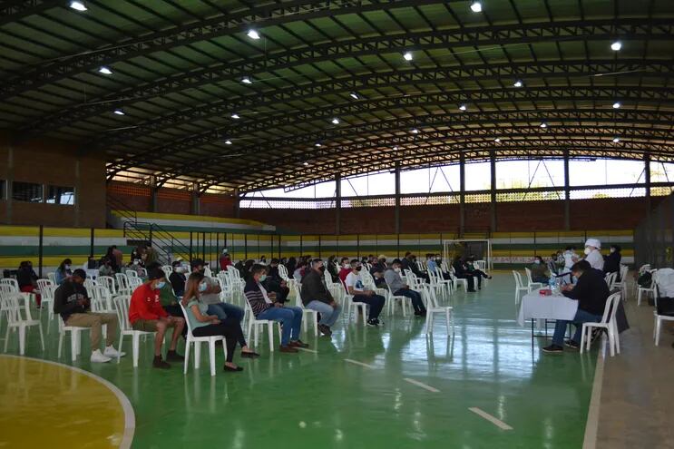 Polideportivo municipal, centro vacunatorio de San Juan, Misiones.