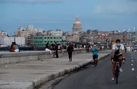 Una tarde en el Malecón de la Habana (Cuba). El Ministerio de Salud Pública de Cuba (Minsap) reportó descenso de casos de covid. (EFE/ Ernesto Mastrascusa)
