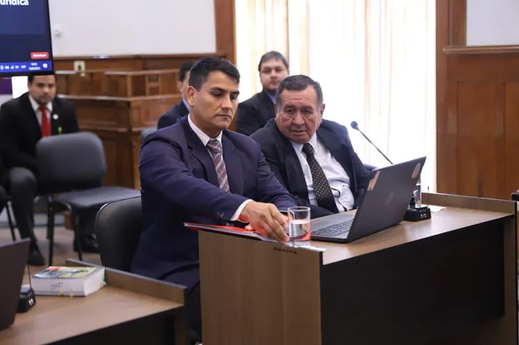 El juez Miguel Castillo Ruiz (d.), con su abogado patrocinante Gerónimo Abraham González, en la audiencia de alegatos finales en el JEM.