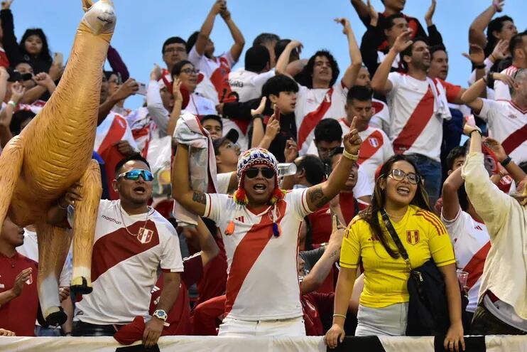 Hinchas de Perú animaron ayer, en un partido de las Eliminatorias Sudamericanas para la Copa Mundial de Fútbol 2026 entre Paraguay y Perú en el estadio Antonio Aranda en Ciudad del Este (Paraguay). EFE/ Daniel Piris