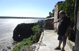 Vecinos muestran que no se hicieron las obras de reconstrucción del mirador Itá Pytã Punta.