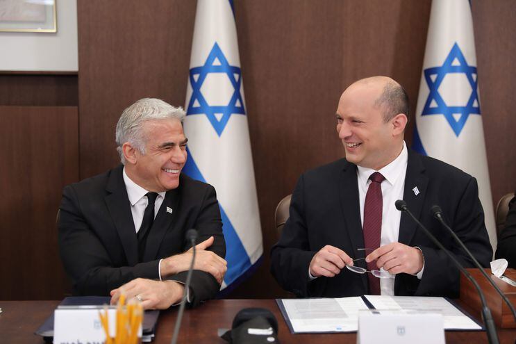 El primer ministro de Israel, Naftali Bennett (d) y el ministro de Exteriores, Yair Lapid (i) durante una reunión del gabinete, en Jerusalén. (EFE)