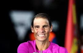 Nadal abraza su segundo trofeo “aussie”, su 21° grande. AFP