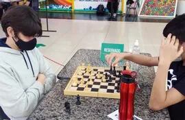 Ángel Montiel (i) en plena acción en el torneo de ajedrez del Soldevilla en el Shopping Mariano. (Gentileza)