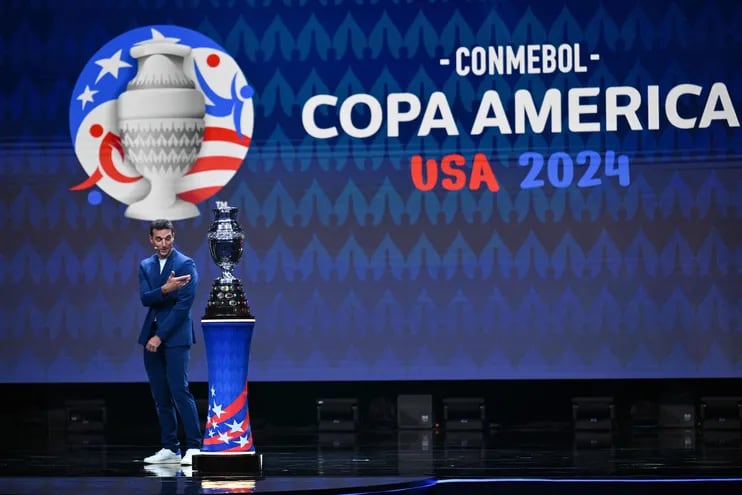 El trofeo de la Copa América junto a Lionel Scaloni, entrenador de la selección de Argentina, en el sorteo de la fase de grupos de la edición 2024.