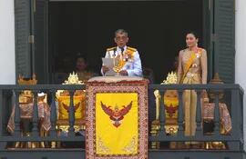 La princesa Sirivannavari Nariratana, el príncipe Dipangkorn Rasmijoti, la princesa Bajrakitiyabha, el rey Maha Vajiralongkorn Bodindradebayavarangkun y la reina Suthida en Bangkok, en una forografía del 6 de mayo de 2019.