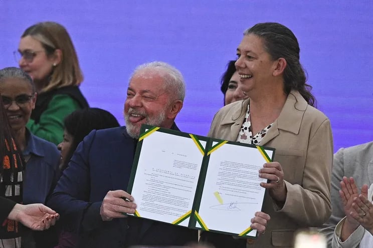 El presidente de Brasil, Luiz Inácio Lula da Silva, posa hoy junto a la ministra de Deporte, Ana Moser, tras firmar la ley que establece igualdad salarial entre mujeres y hombres, en la Base Aérea Militar de Brasilia (Brasil).