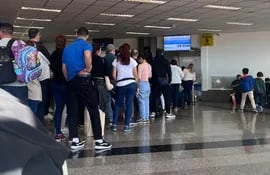 Cientos de pasajeros se encuentran varados este domingo en el Silvio Pettirossi, denuncian.