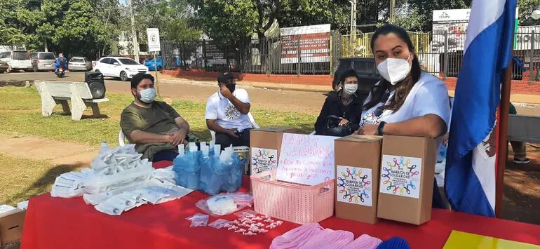 Los voluntarios también instalaron un puesto frente al Hospital Regional de Ciudad del Este.