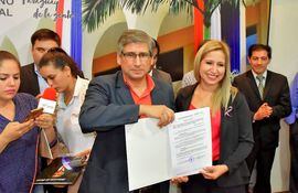 Helen Vera junto a su hermano, el gobernador de Guairá, Juan Carlos Vera (ANR).